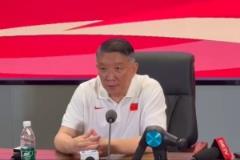 宮魯鳴：張子宇體重與姚明相近，摔跤驚險，腳步與對抗需加強