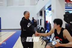 楊瀚森試訓(xùn)快船與盧指導(dǎo)握手約定“周一見(jiàn)”