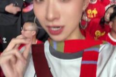 震撼！退錢姐曬視頻：7萬人一起唱國歌是什么效果？
