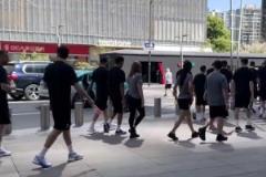 這么輕松？澳大利亞全隊(duì)上午還在杭州散步，晚上2-0輕取國足