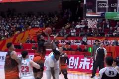 NBA級別的對抗！克里斯滯空正面頂飛哈雷爾 強(qiáng)硬打板上籃命中