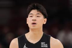 崔永熙：穿NBA球衣的感覺很不真實，甚至懷疑是不是自己