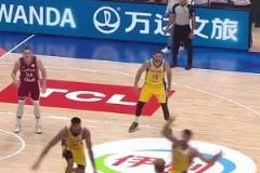 這音效太搞了！此刻球場上的球員們達成了莫名的默契！