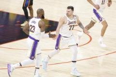 湖人客場大勝聯(lián)盟第一，剩余4場對陣?yán)讉b火拓