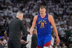 關(guān)于你提到的“約基奇沒主動要求管理層做出改變 但他提前得到了相關(guān)通知”的說法，目前沒有官方消息或可靠來源證實這一內(nèi)容。約基奇作為 Nuggets 球隊的明星球員，與管理層的關(guān)系一直保持良好，雙方在球隊