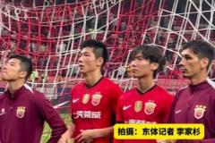 盡管海港吞下主場(chǎng)兩連敗苦果，但球迷依然用歌聲鼓勵(lì)球隊(duì)
