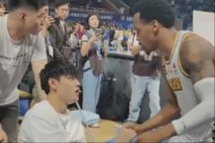 暖心瞬間！曾凡博離場時，對手布朗、奈特、朱俊龍紛紛上前安慰