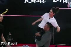 Ella現(xiàn)場(chǎng)坐在易建聯(lián)肩膀，倆人這體型差距還以為父女呢