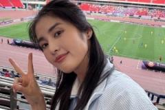 趙麗娜亮相女足亞冠半決賽現(xiàn)場：首屆女足亞冠，武漢加油