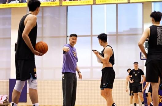 廣東男籃正式集結(jié)！杜鋒回歸執(zhí)教，訓(xùn)練氛圍輕松，王少杰與四張齊頭并進(jìn)